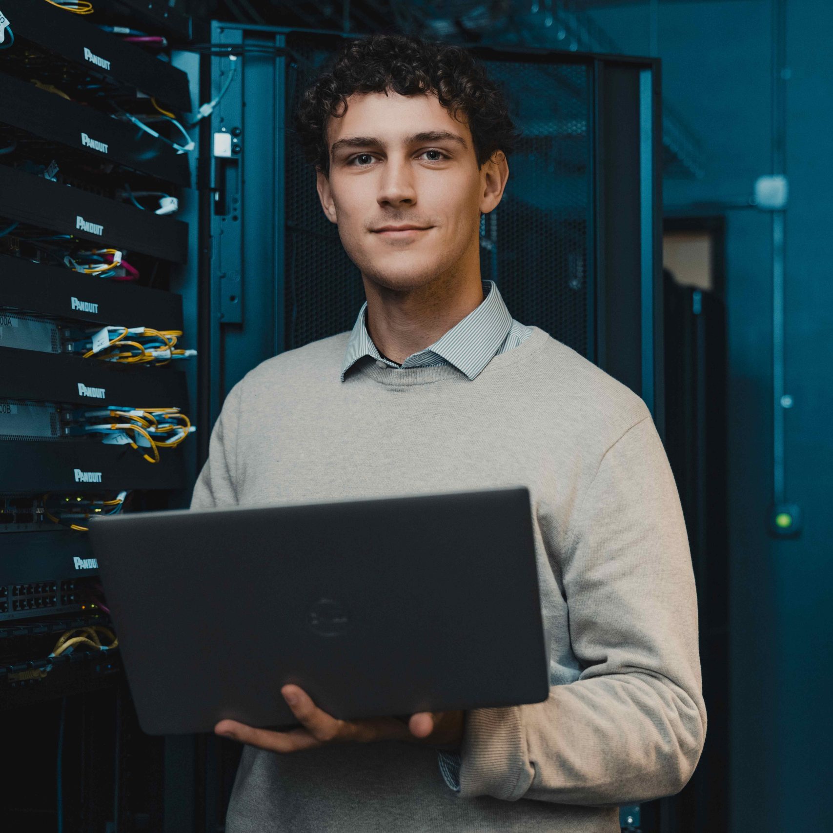 A Clear Winds cybersecurity expert performing a free cybersecurity risk assessment.